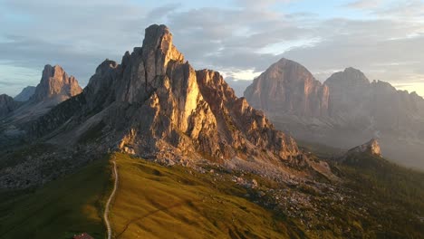 Toma-Aérea-De-Gran-Altitud-De-Las-Montañas-Dolomitas-Italianas-Tocadas-Por-Los-Primeros-Rayos-De-Sol-Al-Amanecer