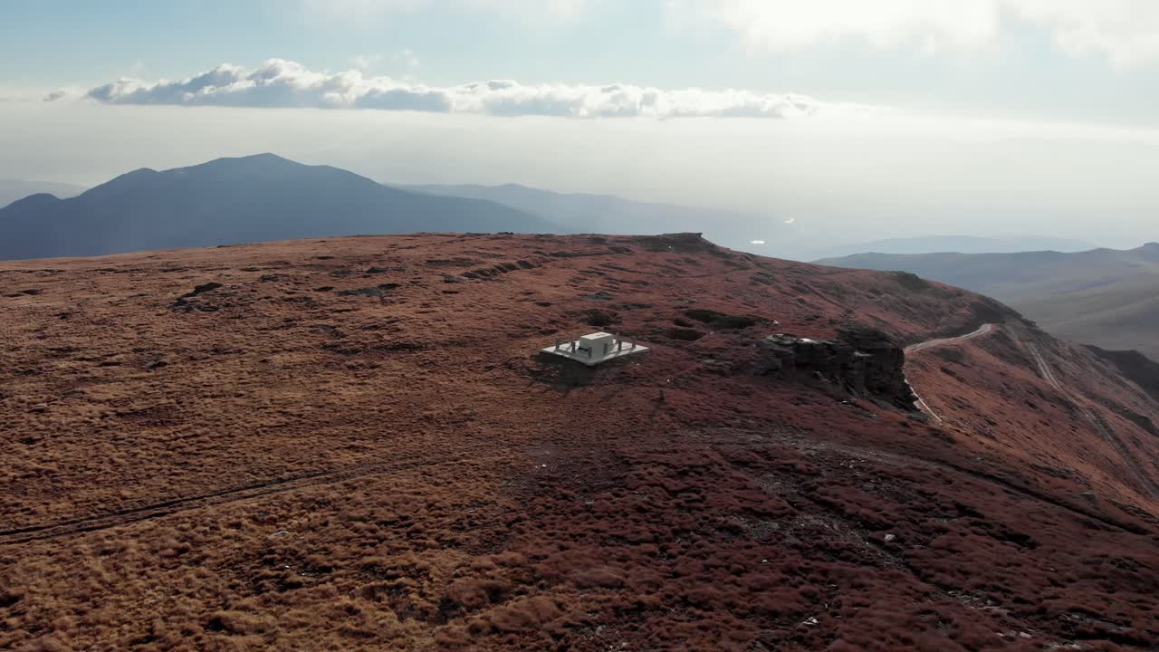 video de drone volando sobre la montaña del cementerio de la segunda guerra mundial kaimaktsalan macedonia