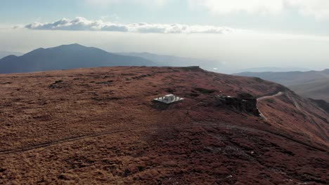 video de drone volando sobre la montaña del cementerio de la segunda guerra mundial kaimaktsalan macedonia