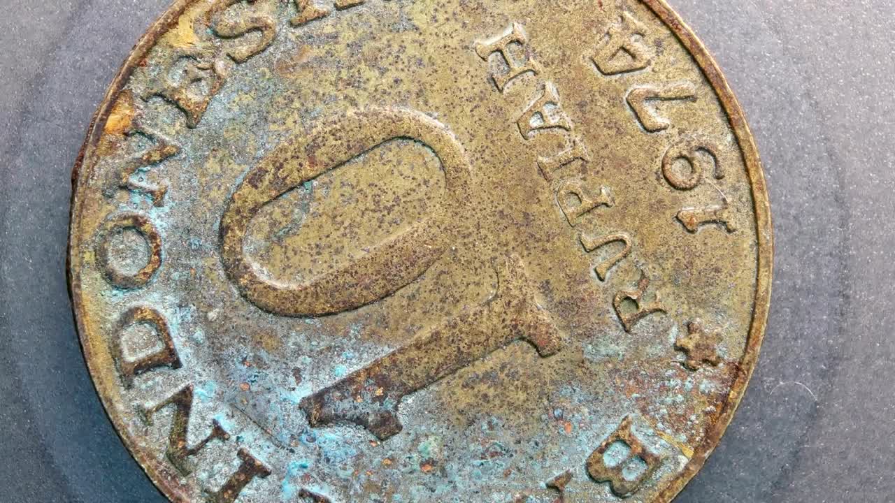 primer plano de monedas muy antiguas