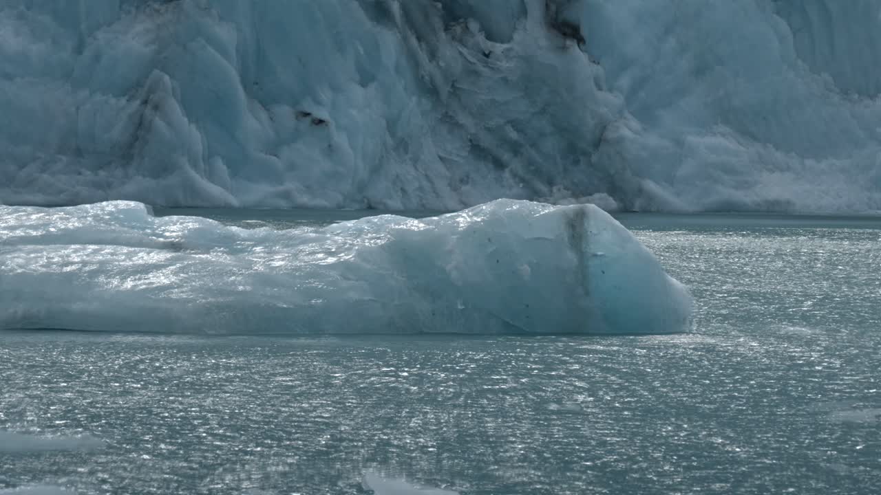 아르헨티나 호수 (lago argentino) 에 있는 스페가지니 빙하 (spegazzini glacier) 는 아르헨티나는 파타고니아에서 가장 크고 남쪽에 있는 호수이다.