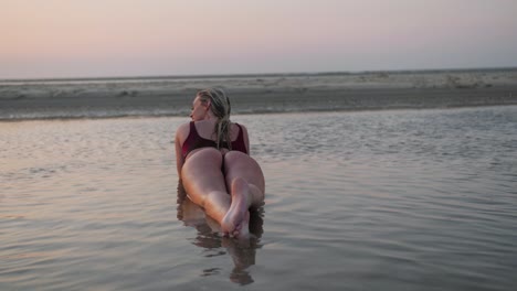 Schönes-Blondes-Modell,-Das-Am-Strand-In-Einem-Bikini-Set-Posiert