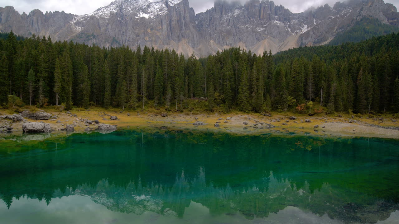 lago carezza en las dolomitas occidentales, italia