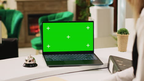 Hotelpersonal-Nutzt-Greenscreen-Auf-Laptop