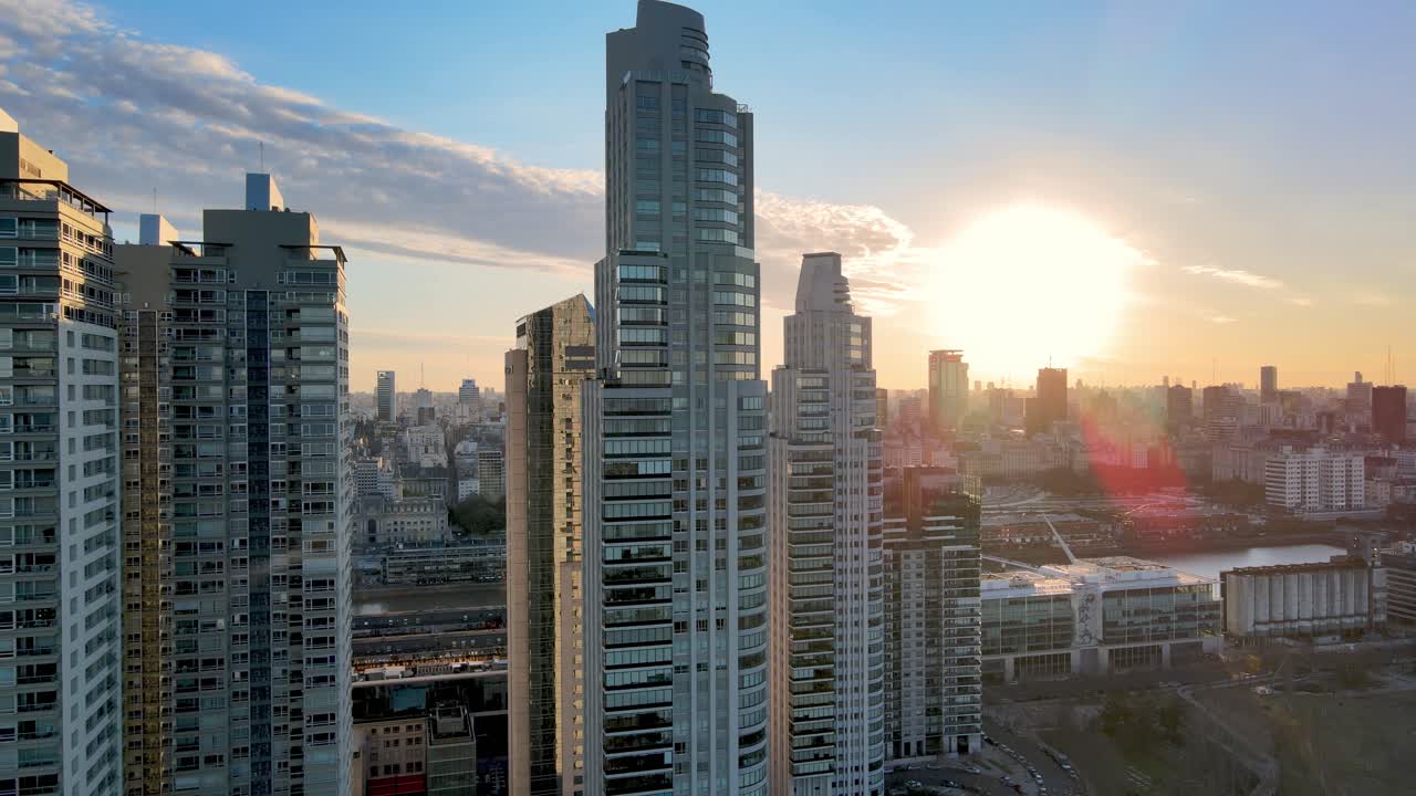 torres residenciales en la ciudad con sol brillante en el fondo