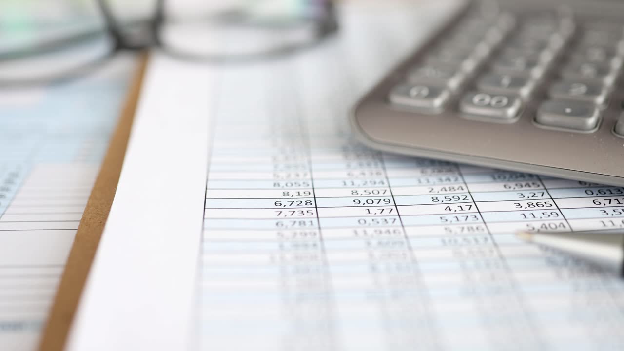 Caneta esferográfica e calculadora sobre documentos com números vídeo 4k