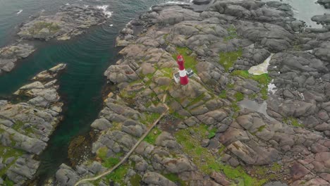 Drohne-Fliegt-über-Leuchtturm-An-Der-Norwegischen-Südküste-Eigerøy-Fyr