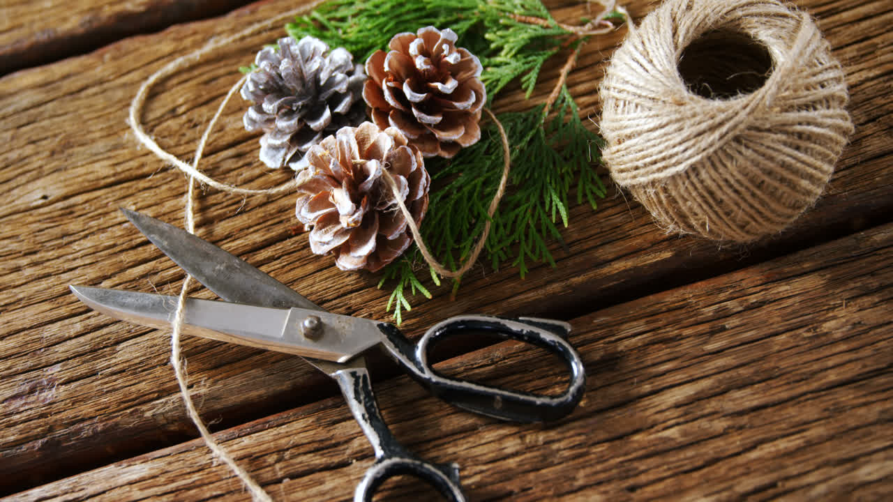 나무 테이블 4k에 크리스마스 장식 장비