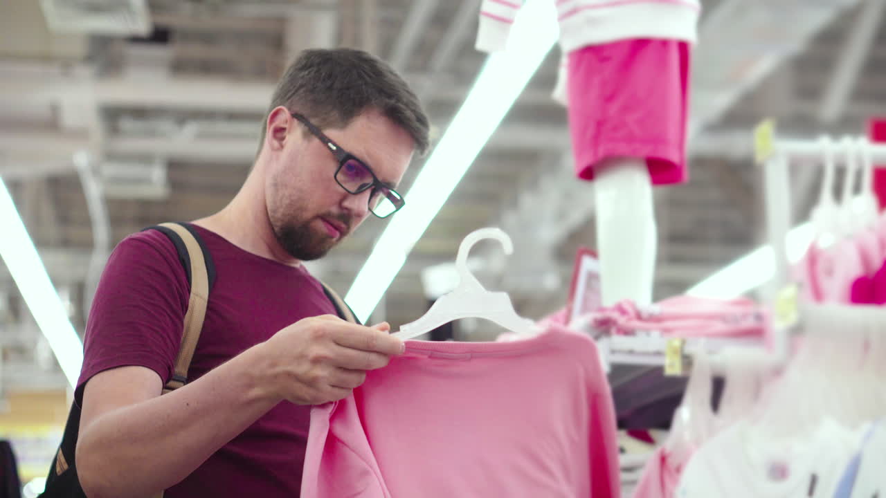 hombre comprando ropa en una tienda de ropa
