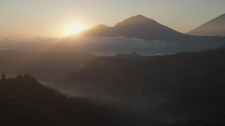 霧の山の上の日の出