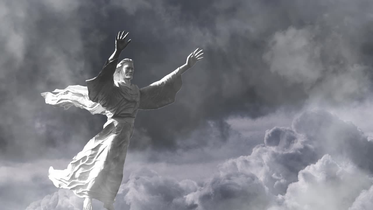 una estatua flotante de jesús contra un fondo de tormentas eléctricas y relámpagos de espesas nubes grises y movimientos