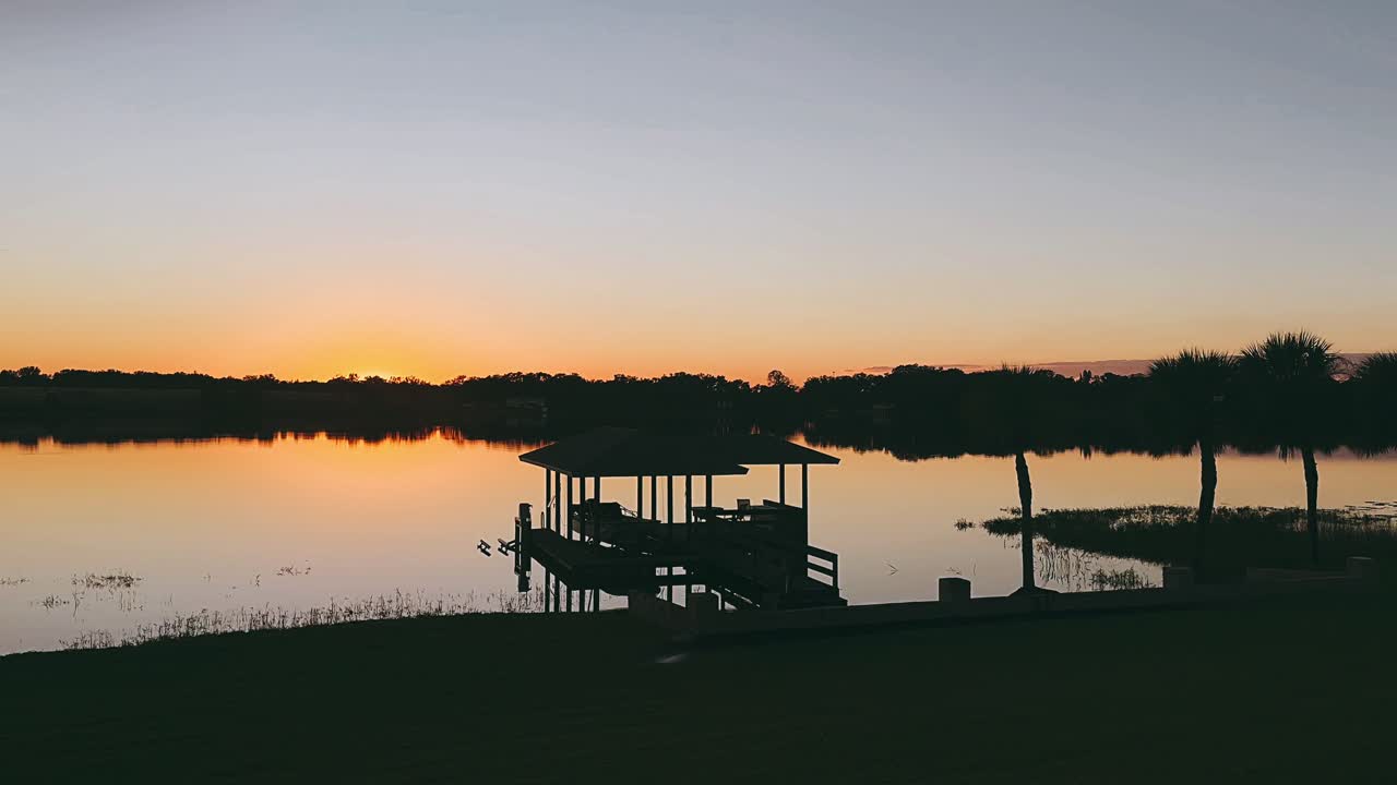 항구 가 있는 호수 위 에 해 가 지는 것