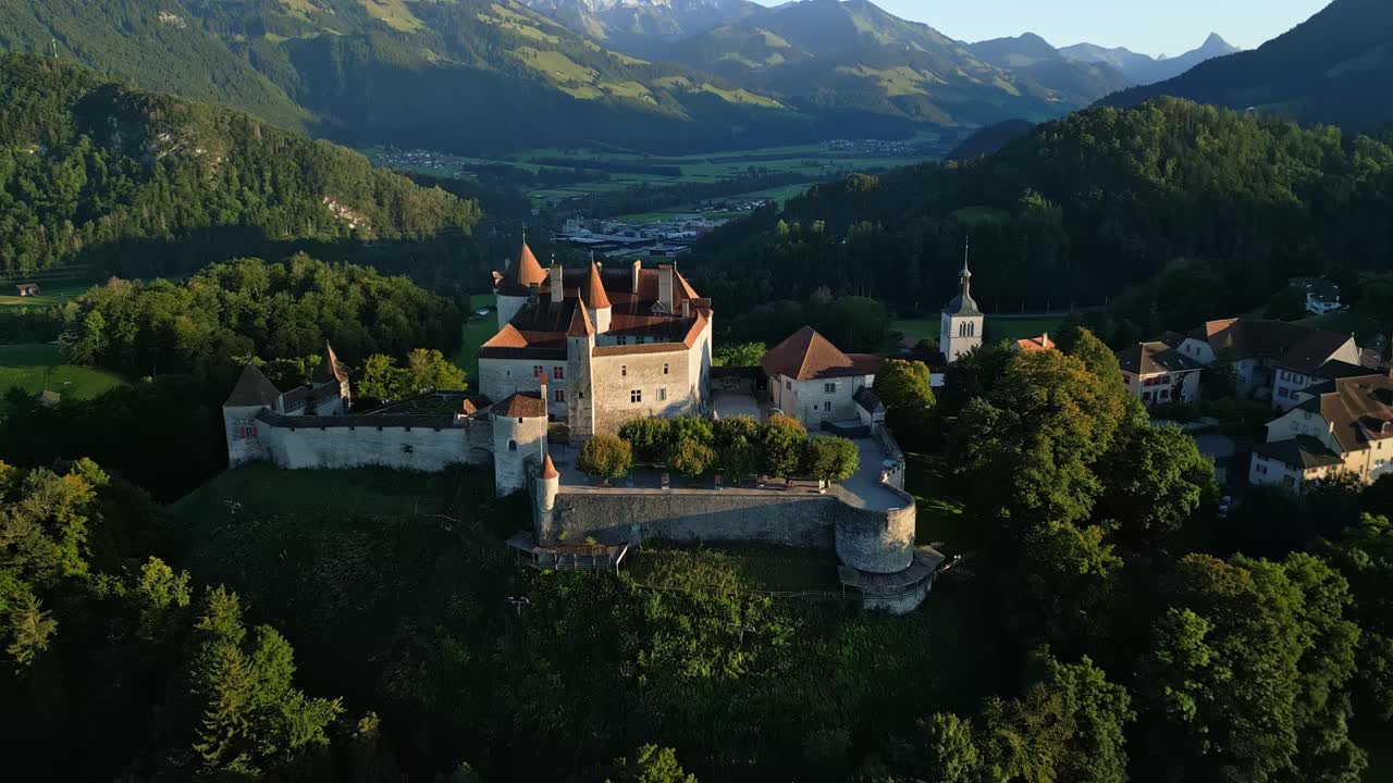 Veduta aerea di un castello medievale nelle Alpi svizzere al tramonto