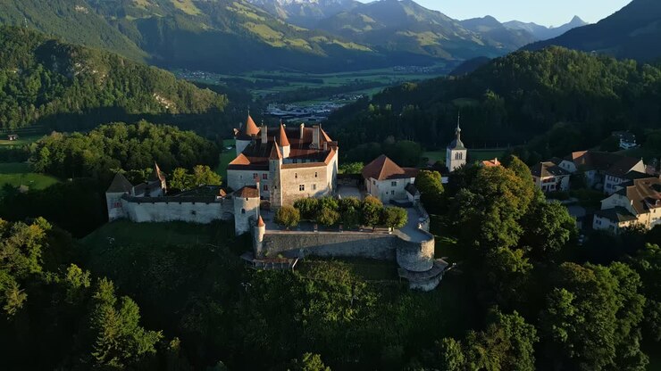 Veduta aerea di un castello medievale nelle Alpi svizzere al tramonto