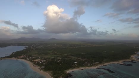 vista aérea de mauricio con su línea costera