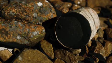 Barril-De-Metal-Oxidado-Destruido-En-Rocas-De-Playa