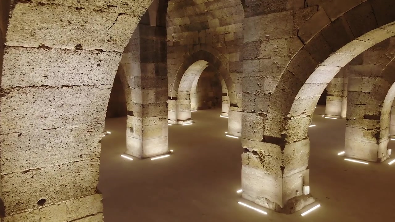 Antiga Cisterna de Pedra com Colunas Arqueadas Iluminadas