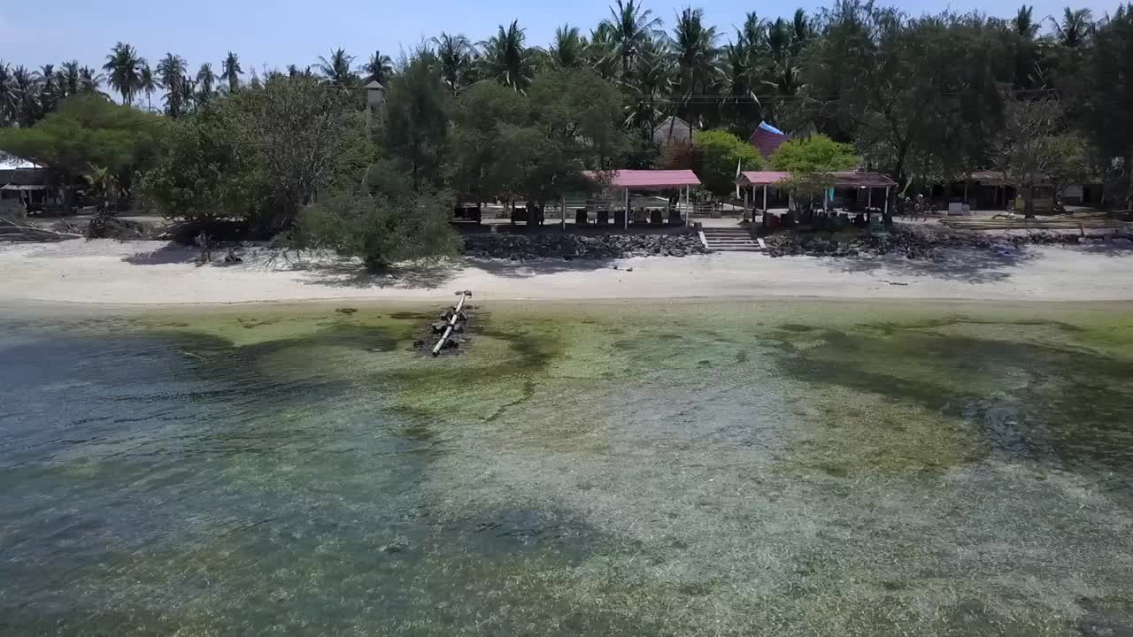 이것은 현지인들이 2017년 인도네시아 길리 에어 비치의 왼쪽에서 오른쪽으로 드론 영상의 장엄한 조감도 비행 붐 슬라이더에서 바로 해변에 사는 방법입니다.