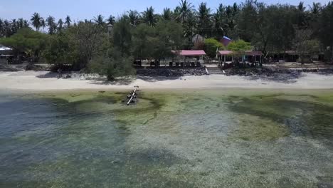 Así-Es-Como-Viven-Los-Lugareños-Justo-En-La-Playa-Espectacular-Vista-Aérea-Control-Deslizante-De-Vuelo-De-Izquierda-A-Derecha-Imágenes-De-Drones-De-Gili-Air-Beach-Indonesia-En-2017