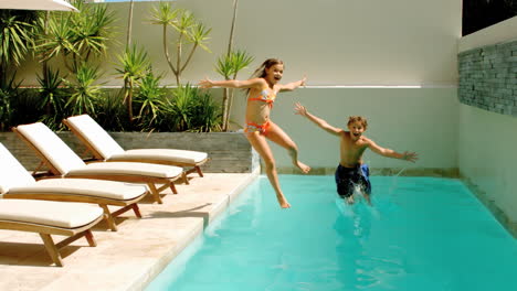 hermanos buceando en la piscina