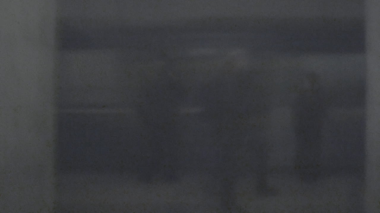 역에 도착하는 지하철 레트로 스타일