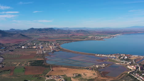 Toma-Aérea-De-Producción-De-Sal-España-Mar-Menor-Honda-Beach-Día-Soleado