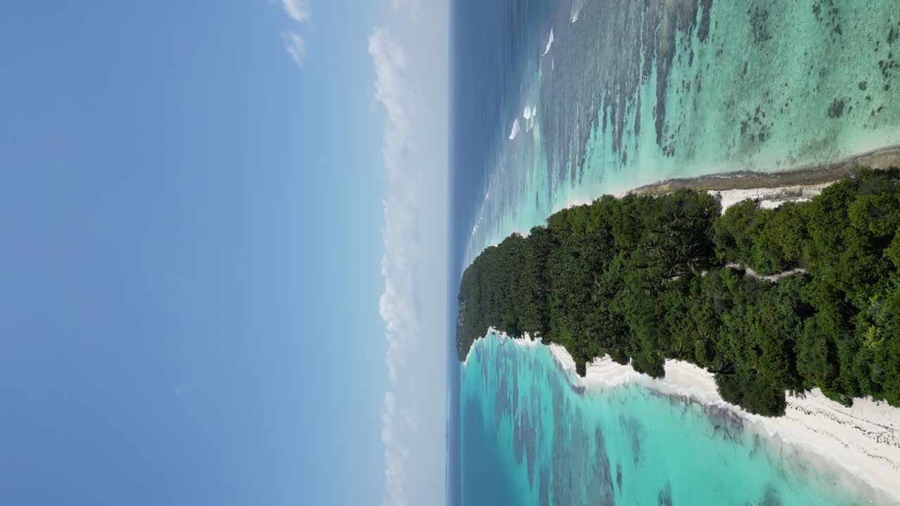 Verticale, Isola di Dhigurah, lunga spiaggia di sabbia bianca e acqua tropicale cristallina color turchese, Maldive