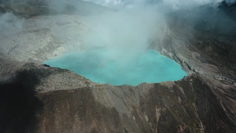 Ijen-Kratervulkan-Ost-Java-Antenne-über-Saurem-See