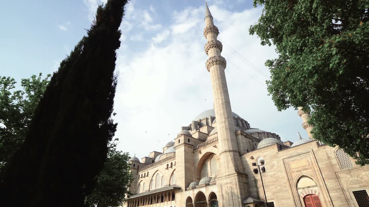 아침에 이스탄불 술레이마니예 모스크 미나레트