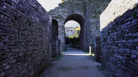 Zu-Fuß-Durch-Hohe-Steinmauern-Der-Mittelalterlichen-Burg-Von-Gjirokastra-In-Albanien