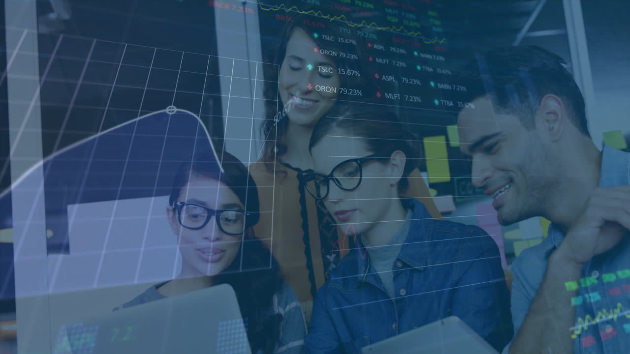 animación del procesamiento de datos financieros sobre diversos colegas que discuten el trabajo en la oficina