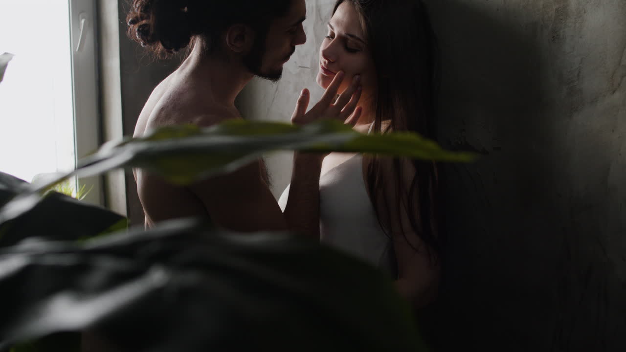 화장실에서 키스하는 커플