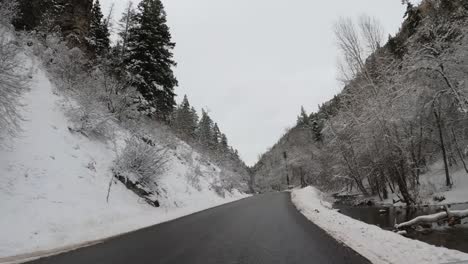 conducir pov en un camino nevado helado en un frío día de invierno en las montañas de utah