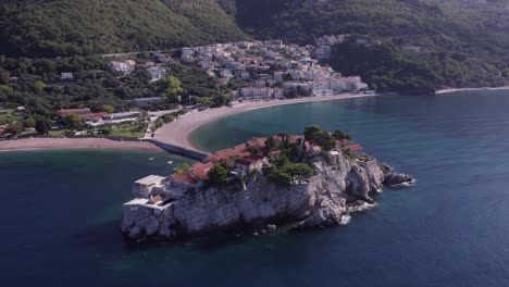 tomada de órbita del encantador sveti stefan cuento de hadas ciudad medieval, aérea