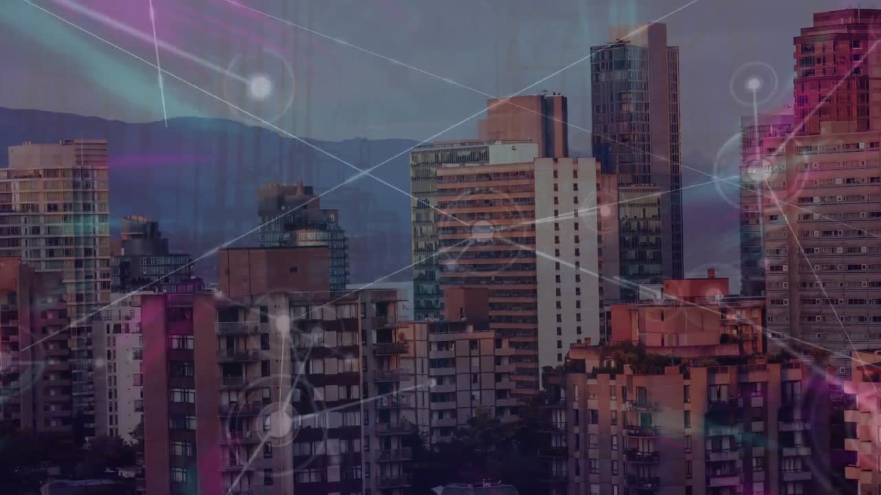 animación de la red de conexiones y ondas digitales púrpuras contra la vista aérea del paisaje urbano