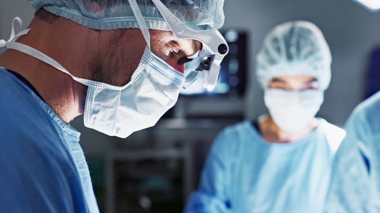 Læger, team og kirurg på operationsstuen med medicinsk udstyr