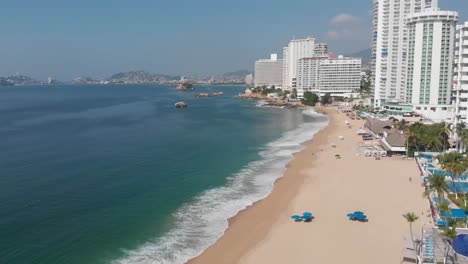 Dron-Volando-Hacia-Atrás-Desde-La-Playa-Hasta-El-Edificio-Cerca-Del-Océano