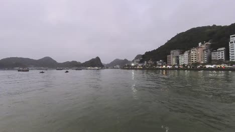 Un-Vídeo-Cinematográfico-Que-Muestra-Una-Pequeña-Ciudad,-Colinas,-Islas-Y-Barcos-Anclados-En-El-Mar-De-Vietnam.