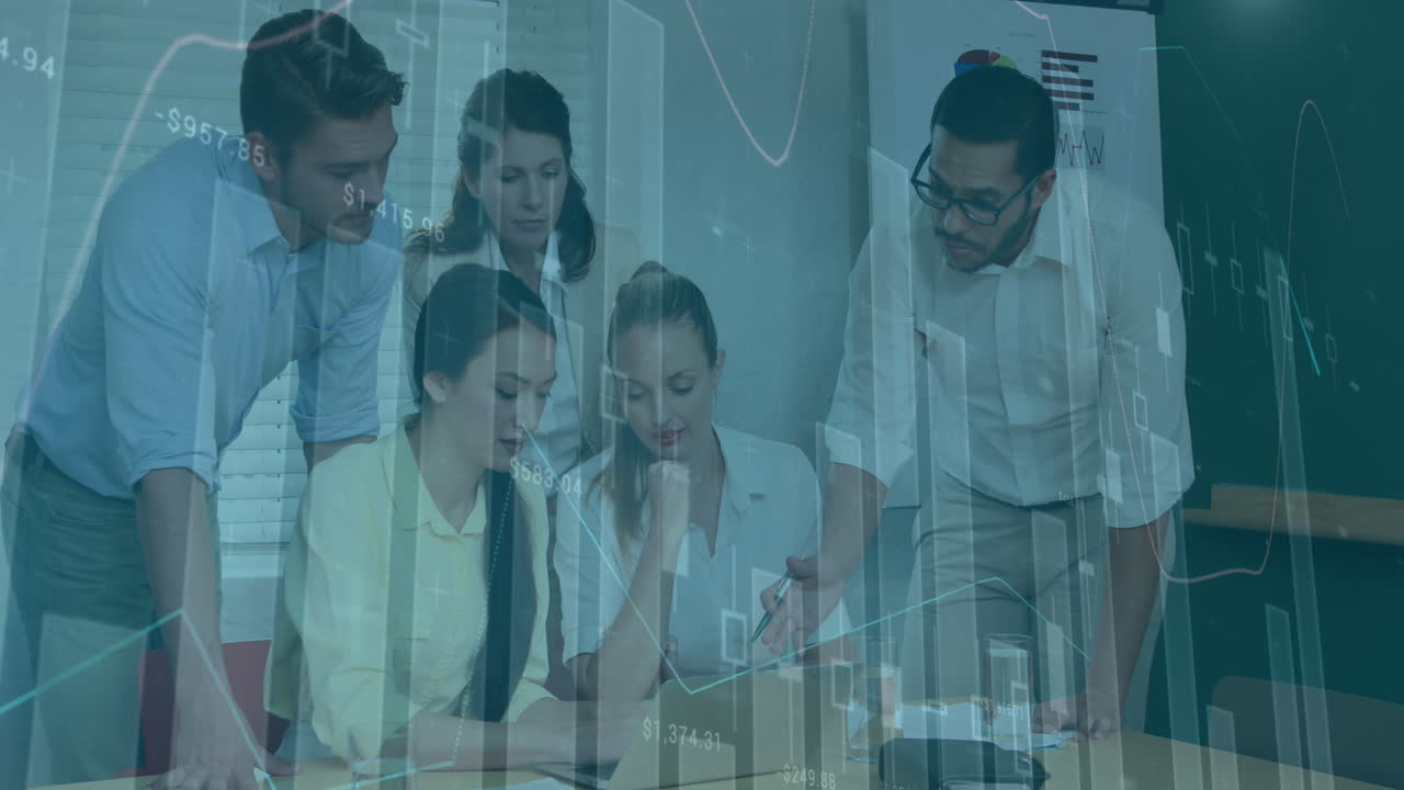 animación del procesamiento de datos sobre diversas personas de negocios que trabajan en la oficina