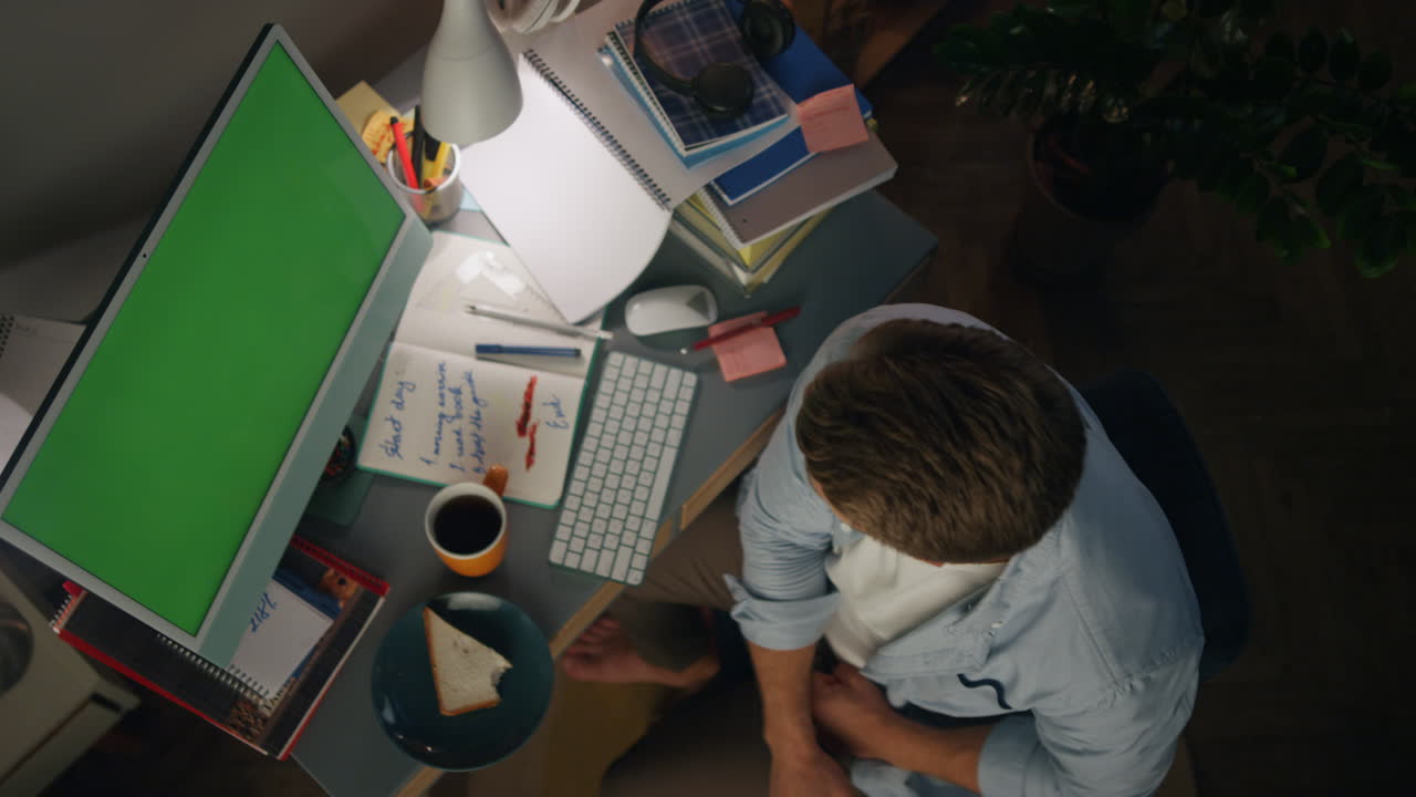 persona emocionada sí gesticulando en el lugar de la noche primer plano. proyecto ganador freelance