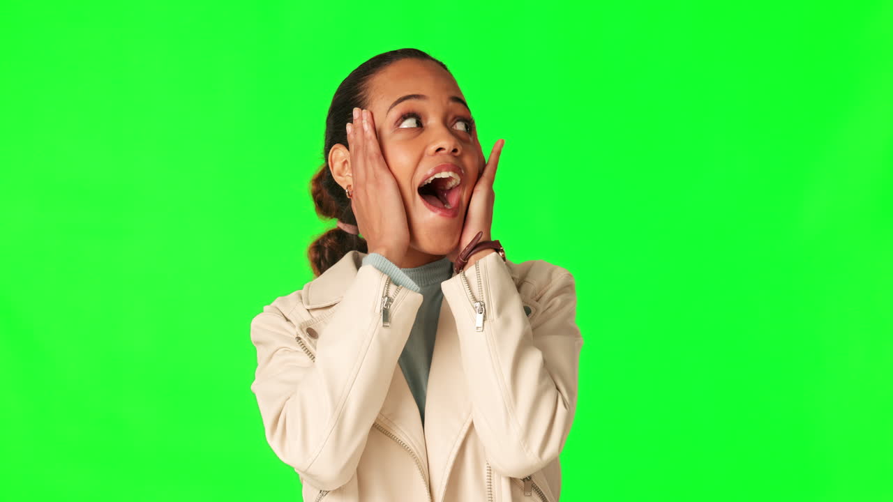 Green screen, wow e mani sul viso di donna