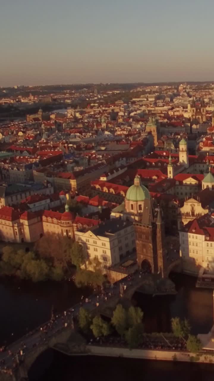Vista aerea del panorama urbano di Praga e del Ponte Carlo al tramonto
