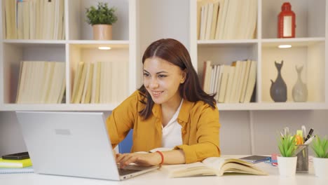estudiante con buenos resultados en los exámenes.