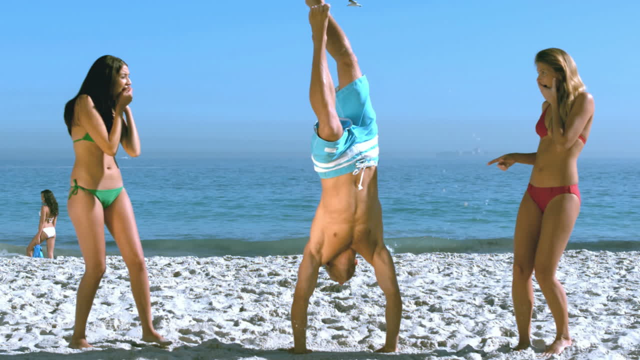 человек, идущий по рукам между двумя красивыми друзьями.