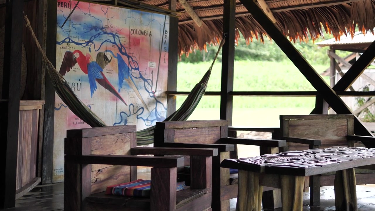 En simpel hytte i en landlig landsby ved den tætte skov, Amazonas, Colombia.