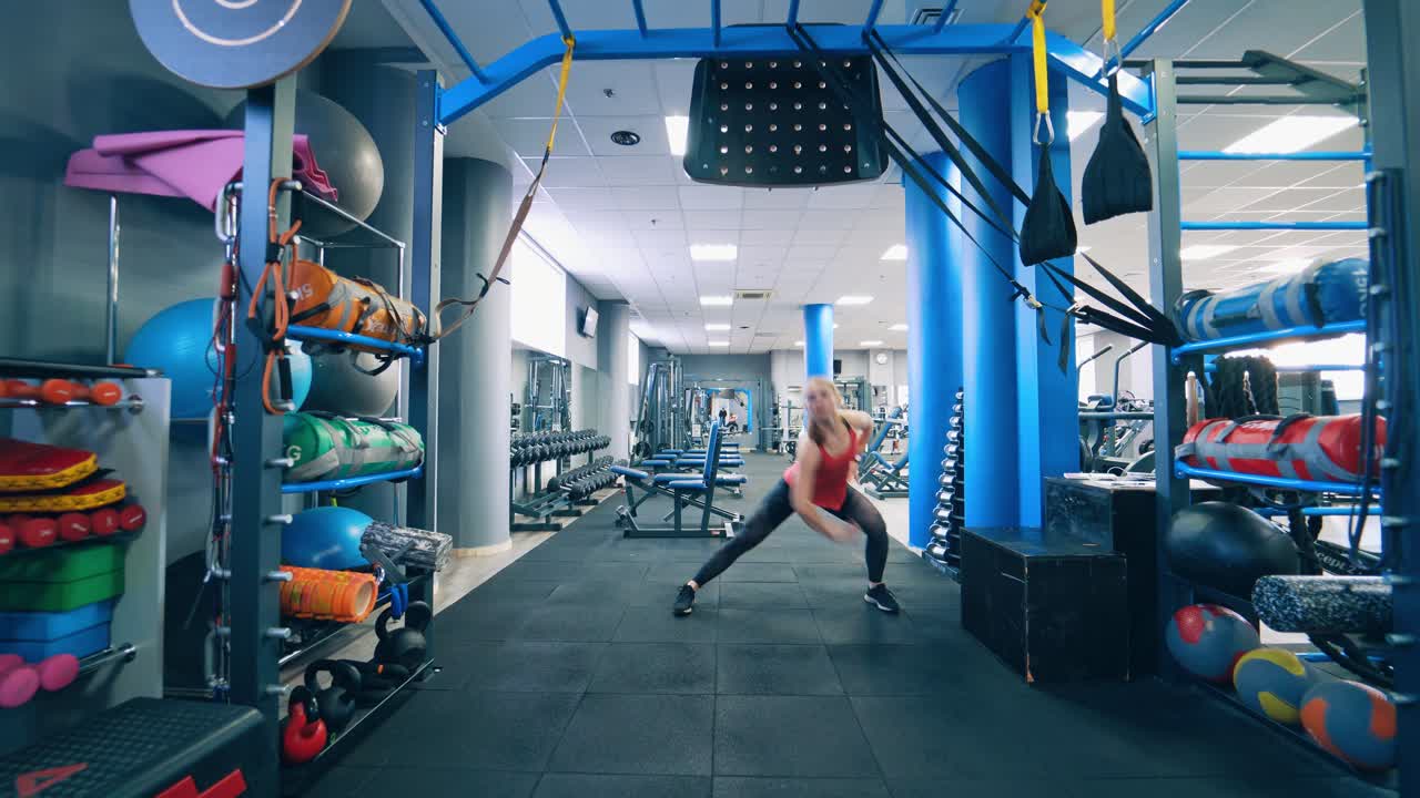 Spor salonunda çekici, formda kadın. Spor salonunda egzersiz yapan atletik kadın.