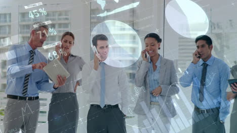 animación del procesamiento de datos financieros sobre diversas personas de negocios en la oficina