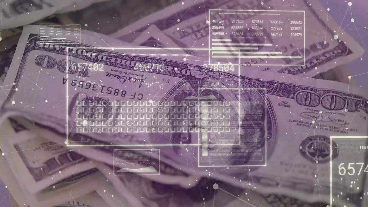 Avvia macro, HUD che si anima su pile di banconote da 100 dollari, griglia che pulsa, numeri che aumentano mostrando la finanza.
