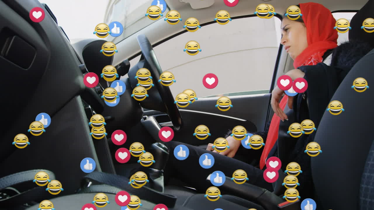 히자브를 입은 여성 위에 떨어지는 소셜 미디어 아이콘과 이모티콘의 애니메이션