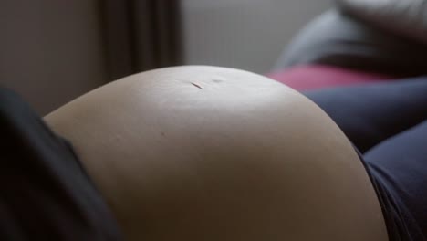 Fötus-Tritt-In-Den-Babybauch-Der-Mutter-Und-Verformt-Den-Bauch